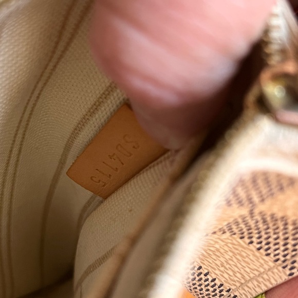 Louis Vuitton neverfull pouch. - Picture 5 of 5